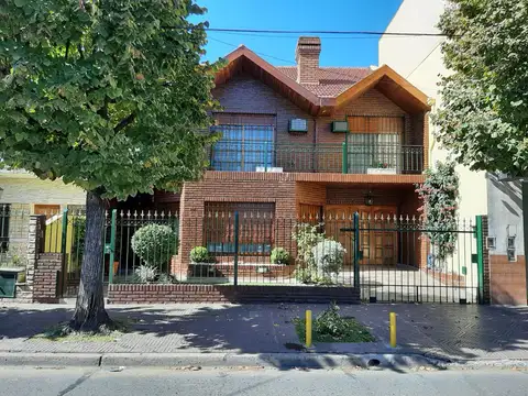 HERMOSO CHALET A  4 C/RIV, 4 DORM, GGE 2 AUTOS