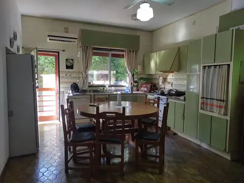 Casa 7 ambientes con 2 baños