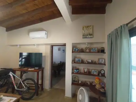 Casa 6 ambientes con 2 baños
