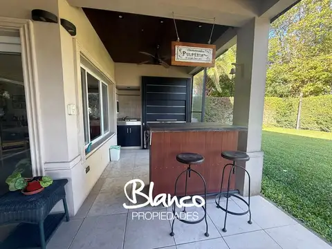 Casa 6 ambientes con 5 baños