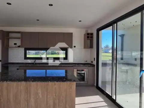 Casa 5 ambientes con 3 baños