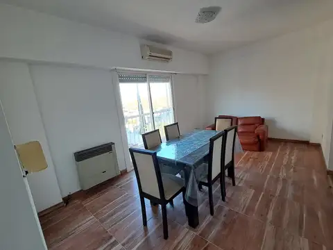 Departamento dos ambientes con balcön.