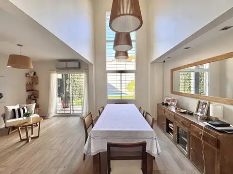 Casa en Venta | 5 Ambientes   Escritorio   Dependencia | Jardín, Piscina y Parrilla | Colegiales