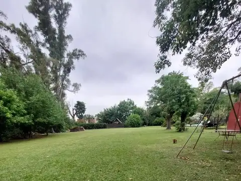 Casaquinta con pileta sobre 3 lotes!