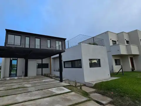 Casa 5 ambientes con 4 baños