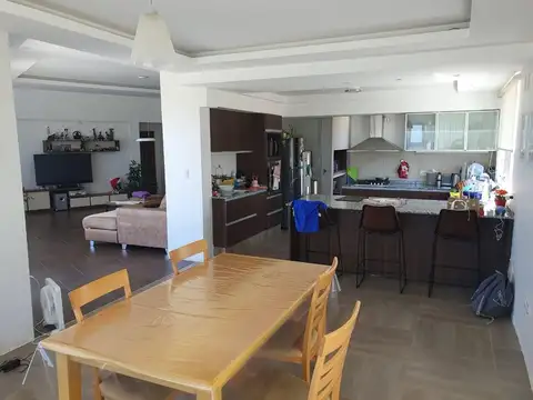 Casa 6 ambientes con 4 baños