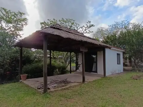 Casa sobre la costa del río Carcarañá con parque arbolado. Acepto permutas
