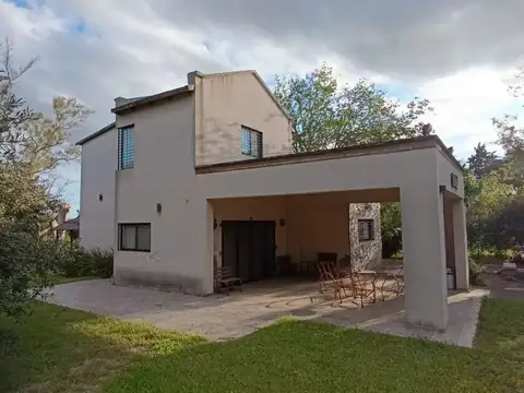 Casa sobre la costa del río Carcarañá con parque arbolado. PERMUTO POR PROPIEDADES EN ROSARIO