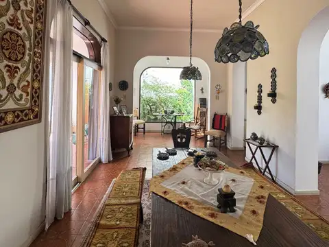 Casa 8 ambientes con 2 baños