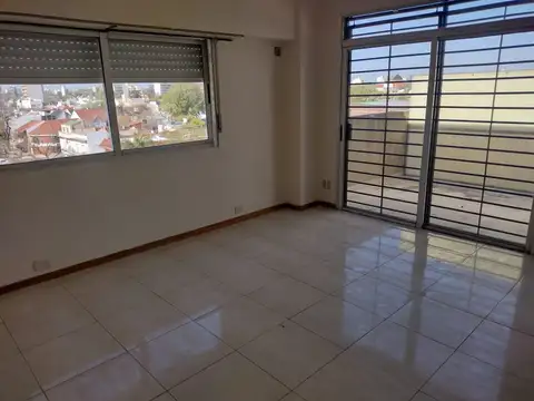 MONOAMBIENTE 5TO PISO CON PATIO VISTA ABIERTA MUY LUMINOSO
