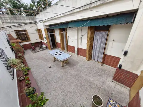 Excelente Casa 3 Ambientes al frente c/ Galpon Fondo Libre Patio Terraza y Quincho