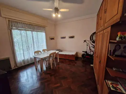 Excelente Casa 3 Ambientes al frente c/ Galpon Fondo Libre Patio Terraza y Quincho