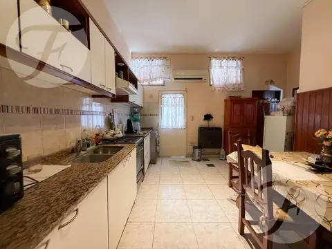 Chalet con Amplio Parque - Excelente Ubicación y Conectividad en Ituzaingó Norte - Acepta Permuta