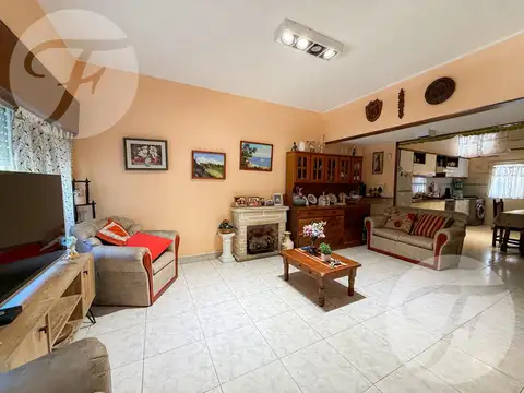 Casa en Venta con 2 cocheras