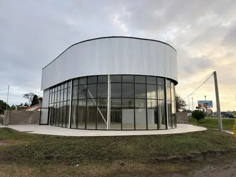 Excelente local comercial en esquina de Av. Constitución