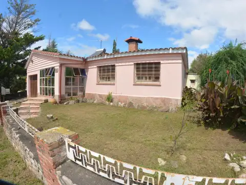 Los Algarrobos e/ Los Álamos y Los Pinos