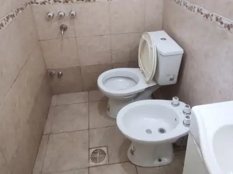 Depto. de pasillo 1 dormitorio con patio y parrillero