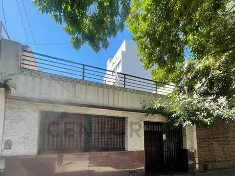 Casa en Venta sobre Lote propio en Flores Norte - Excelente potencial constructivo