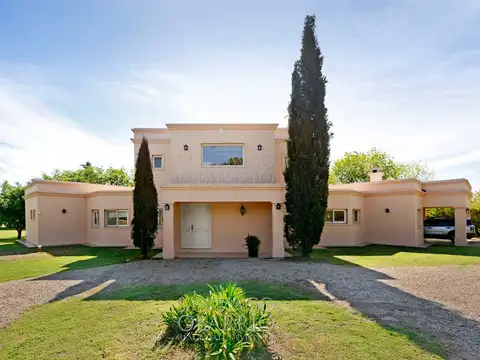 Casa en Venta de 310m2 en La Colina Villa de Campo de Lujan 100