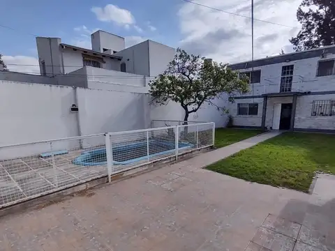 2 CASAS  BARRIO PARQUE CON PILETA COCHERAS JARDIN