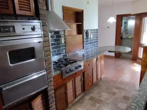 Casa 6 ambientes con 4 baños