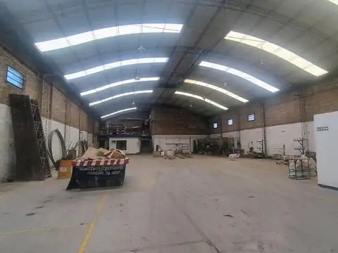 Amplio galpón en alquiler en zona sur