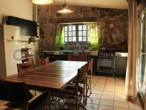 CASA DE PIEDRA EN CUESTA BLANCA