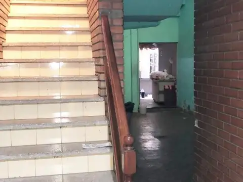 CASA DE 6 AMBIENTES. GARAGE. 2 COCINAS Y 2 BAÑOS. TERRAZA