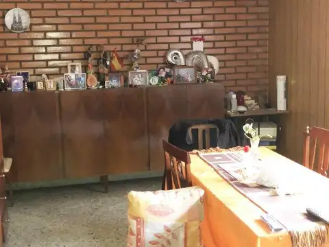 CASA DE 6 AMBIENTES. GARAGE. 2 COCINAS Y 2 BAÑOS. TERRAZA