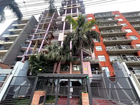 Departamento de tres ambientes con cochera, centro de Moron
