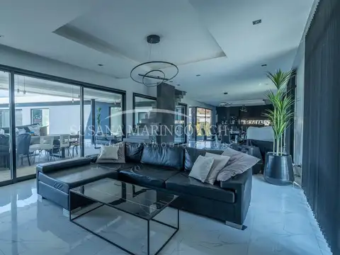 Casa 5 ambientes con 4 baños