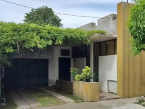 Augusto Saavedra e/ San Martin y Fermín Carranza