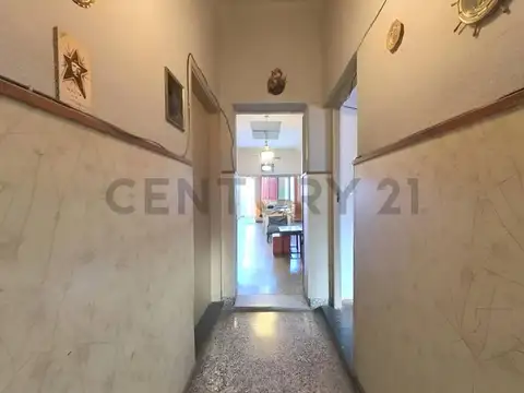 Casa 6 ambientes con 2 baños