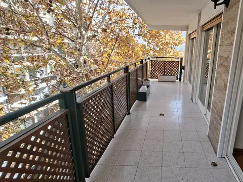 Piso de categoria al frente con cochera y baulera 3 amb con depcias.