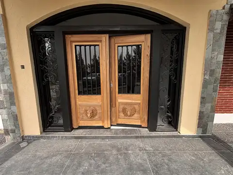 Casa 6 ambientes con 7 baños
