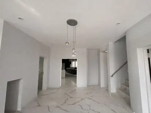 Casa en Venta con 3 cocheras