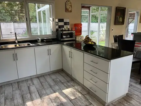 Casa 4 ambientes con 2 baños