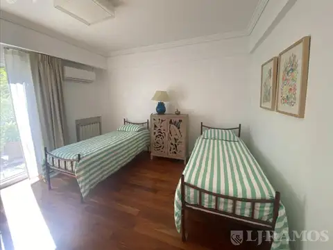 Casa en Alquiler con 2 cocheras