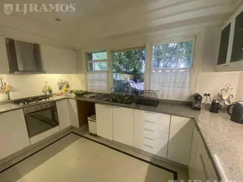 Casa 9 ambientes con 6 baños