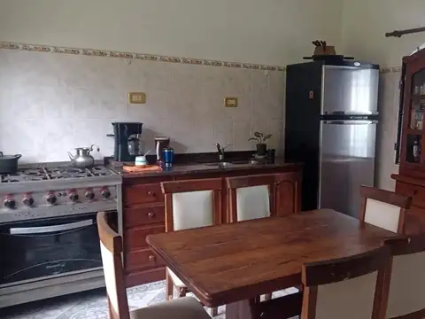 Casa de 2 dorm en esquina, dpto y cochera con ingresos indep