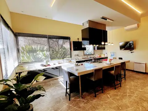 Casa en Venta con 3 cocheras