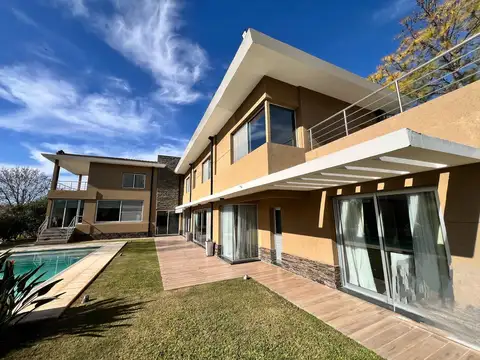 Casa 8 ambientes con 5 baños
