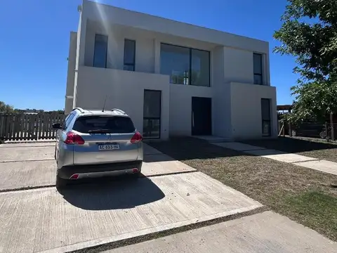 Casa en Venta en Cantón Golf a la laguna
