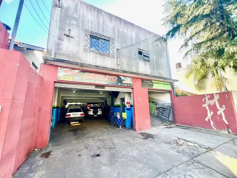 Martínez: Local en Planta Baja con Habilitación de Taller Mecánico, 2 Fosas. Apto 10 Autos. Excelente Estado.