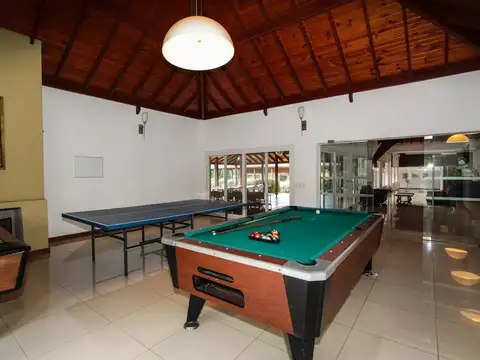 Casa racionalista a la venta en Pilar del Lago - con vista y salida al lago