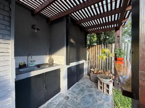 Casa 4 ambientes con 2 baños
