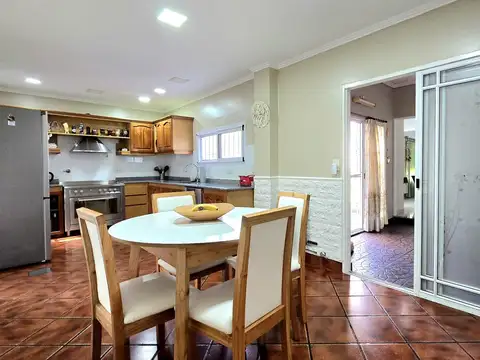 Casa 5 ambientes con 3 baños