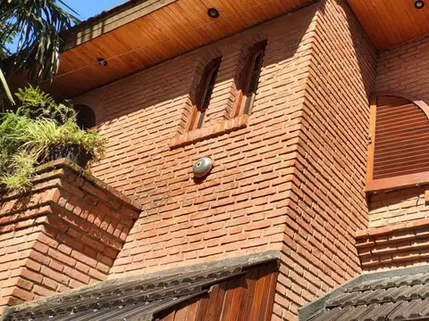 Chalet 5 Ambientes con pileta, Jardin, y Garage