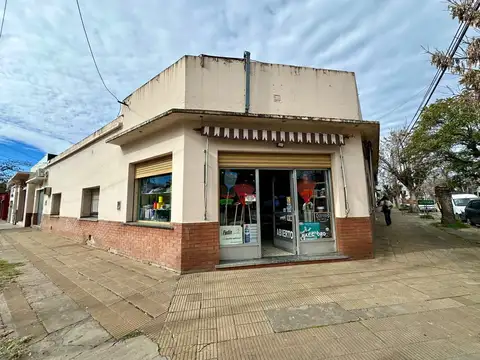 DOS LOCALES   CASA EN VENTA   -   ID 5801
