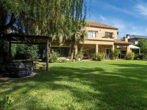 Casa 8 ambientes con 4 baños